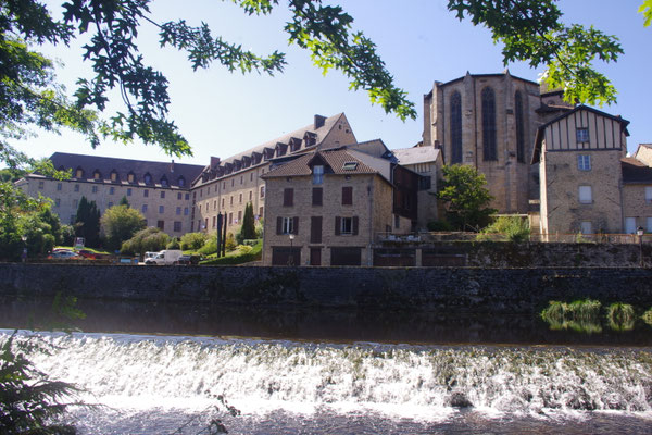 Depuis le Pré Lanaud, parc public bordant la Vienne, vue sur les 2 monuments majeurs d'Eymoutiers : son couvent (à gauche) et sa collégiale (à droite).