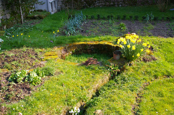 Vestige d'une ancienne tannerie : une fosse dans un jardin (chemin des sources). Les peaux y étaient empilées sur 2 m de profondeur, avec du tan (poudre d'écorce) pur, durant 6 à 8 mois.