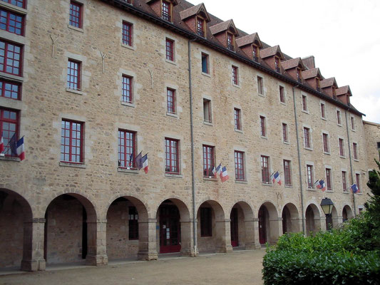 L'ancien couvent des Ursulines est l'autre monument principal d'Eymoutiers. Datant du XVIIe siècle, il fut ensuite réutilisé comme établissement scolaire, hôpital militaire durant la Première Guerre mondiale, aujourd'hui mairie et appartements.