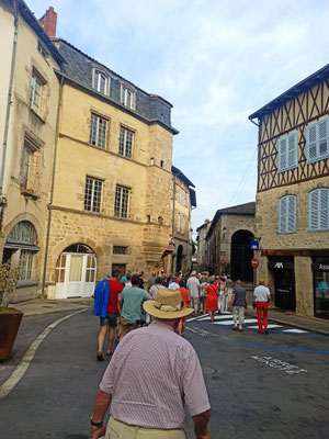 Place de la République vers la maison à la tour ronde (XVIIe siècle) et les halles.