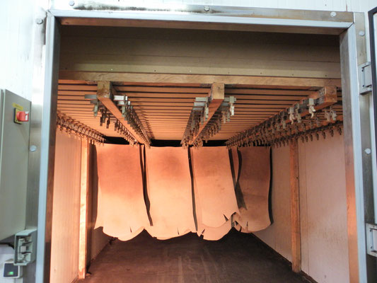 Les peaux sont ensuite séchées. Autrefois dans des greniers à claire voie (ouverts) où elles étaient suspendues comme le linge sur un fil. Aujourd’hui dans un séchoir électrique durant 30 heures.