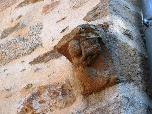 Réemploi d'une ancienne église aux abords de la collégiale (rue Saint-Léonard).