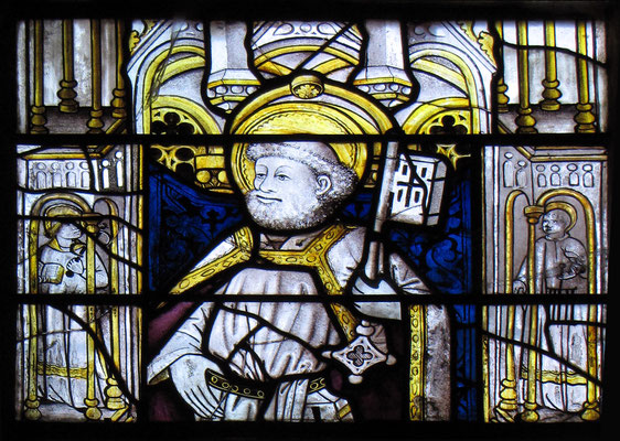 Exemple de vitrail du XVe siècle (choeur) : saint Pierre (reconnaissable par sa clef).