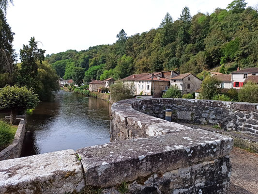Vue depuis le pont médiéval sur la Vienne.