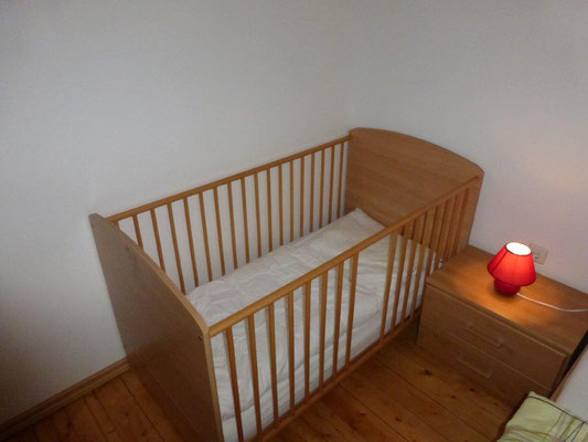 Kinderbett im Schlafzimmer (1)