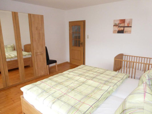Schlafzimmer (1) mit Doppelbett und Kleiderschrank