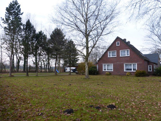 Blick auf das Ferienhaus mit den beiden Ferienwohnungen im Unter- und Obergeschoss
