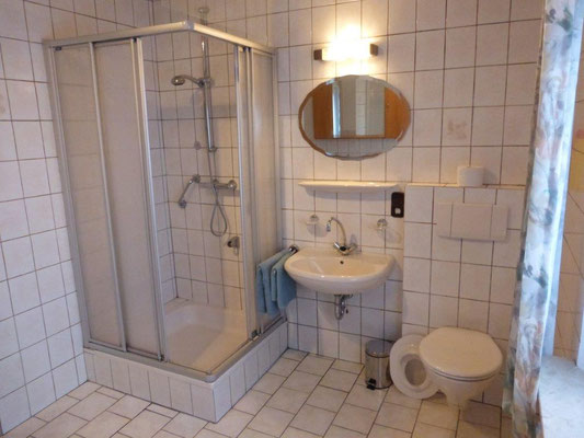 Bad mit Dusche, WC, 2 Waschbecken