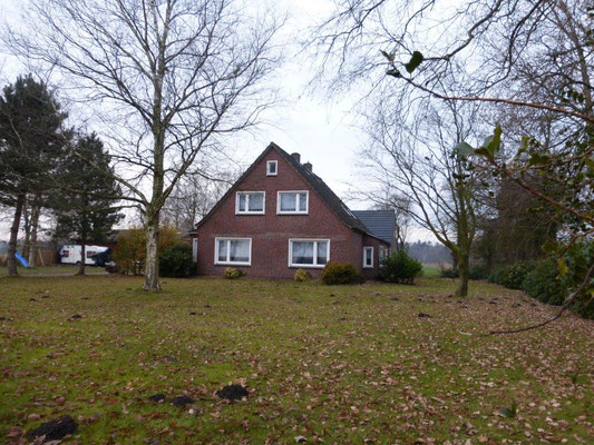 Blick auf das Ferienhaus mit den beiden Ferienwohnungen im Unter- und Obergeschoss