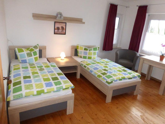 Schlafzimmer (2) mit 2 Einzelbetten und Kleiderschrank