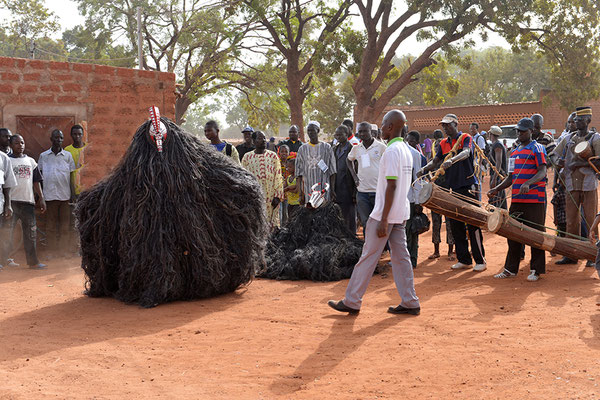 Présentation du masque à tête de coq au Prince Albert Dayo Lombo chef de canton de Dédougou