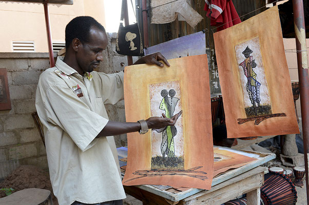 L'artiste peint ses toiles sur un tissus malien appelé bogolan et travaille avec des pigments naturels