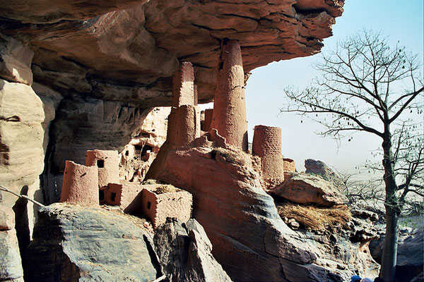 Vestiges des habitations Tellem occupées maintenant par les Dogon