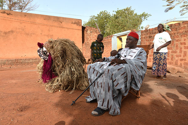 Présentation des sociétés de Masques au Prince Albert Dayo Lombo chef de canton de Dédougou 