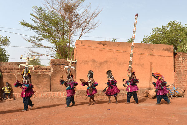 De gauche à droite : les masques Kanaga, puis Pullo Yana, le grand masque Sirige et enfin le masque vieux Albarga (Mali-Pays Dogon)