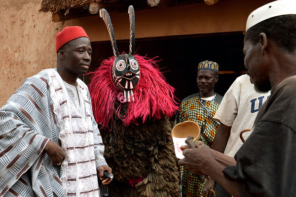 Présentation des sociétés de Masques au Prince Albert Dayo Lombo chef de canton de Dédougou 