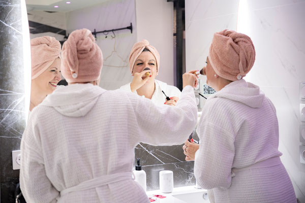 Complicité et bien-être dans suite de luxe, peignoirs de bain cocooning dans l'espace détente du Glam88