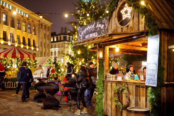 Ambiance magique d'un marché de Noël traditionnel en Alsace, à quelques minutes de Colmar