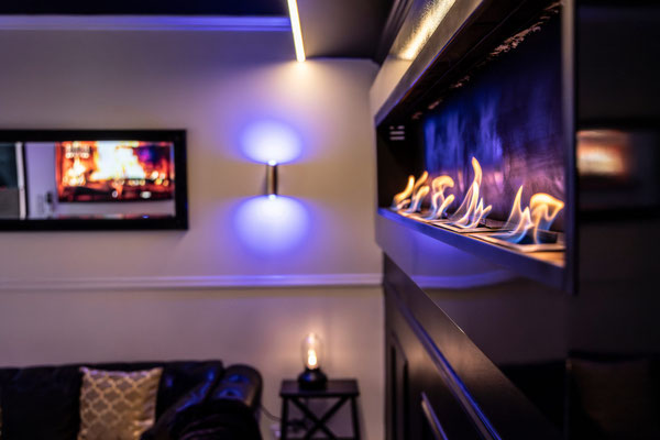 Salon de luxe avec cheminée au feu de bois, nuit en gîte de charme 5 étoiles avec spa privé en Alsace-Lorraine