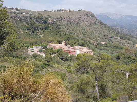Blick auf Kloster Eulalia vom Kreuzweg Christi  aus