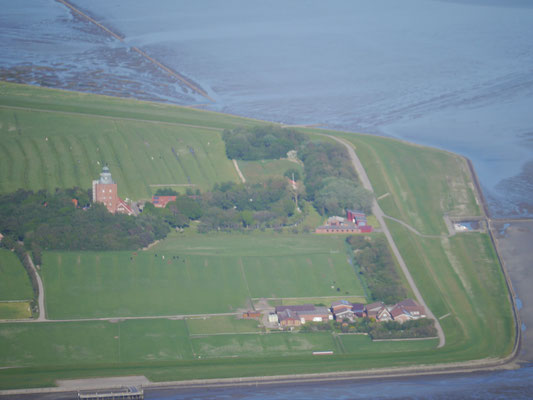 Der Leuchtturm derInsel Neuwerk ist ein beliebter Aussichtspunkt. Dort werden auch die meisten Wattwagen abgestellt.