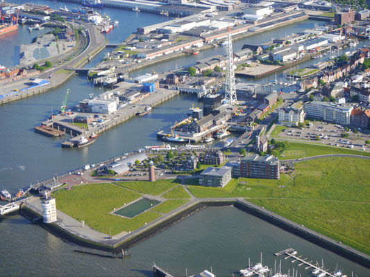 Der Hafen von Cuxhaven mit dem Modellbaubecken, dem Radarturm Cuxhaven, dem WSA und dem neuen und alten Fischreihafen.