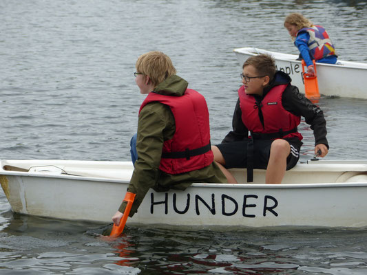 2 Schüler während Gleichewichtsübungen im Boot ohne Segel