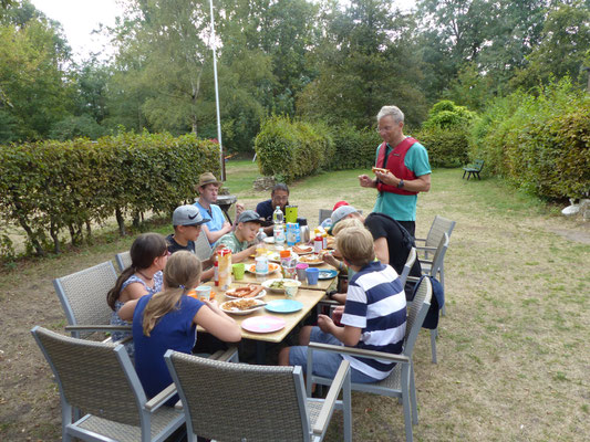 gemeinsame Mahlzeiten halten die Gruppe bei Laune :-)