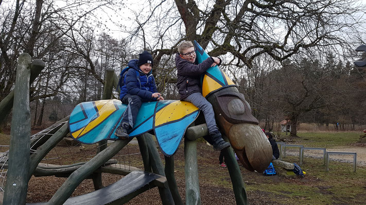 2 Jungen klettern auf dem Kletterngerüst am Ausflugslokal