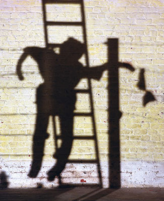 Les Ombres Barbelés / échelle (photographie laminée sous plexiglas - 150 x 120 cm)