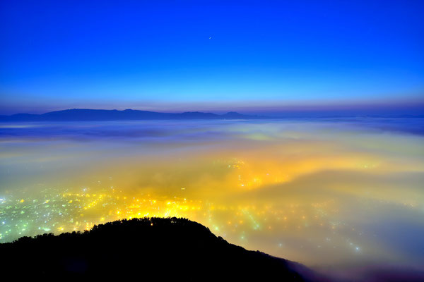 ３１０　海霧に覆われる夜明けの街