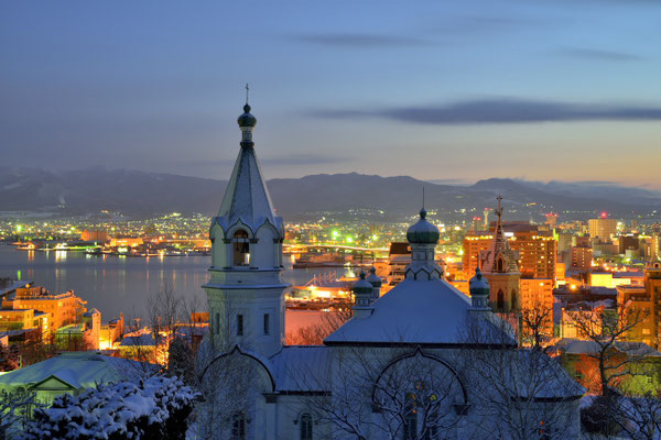 １３７　ハリストス正教会と函館港の冬の夜明け