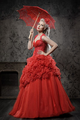 Extravaordinary red weddingdress