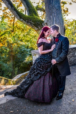 unusual wedding, gothic weddingdress, gothic groom