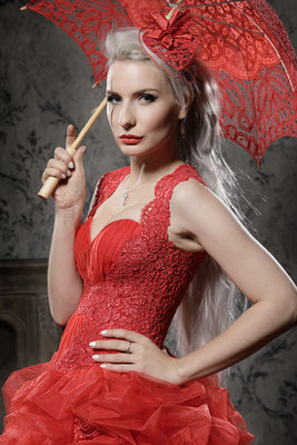 Extravaordinary red weddingdress
