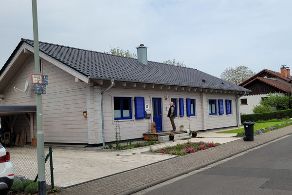 Ebenerdiges, wohngesundes Holzhaus in massiver Blockbauweise nach finnischer Art