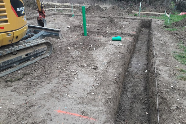 Erdarbeiten für die Bodenplatte - Tiefbau - Entwässerung - Erdaushub - Blockhaus Baustelle - Blockhausbau - Holzhaus in Blockbauweise - Niedersachsen - Minden - Bevern  