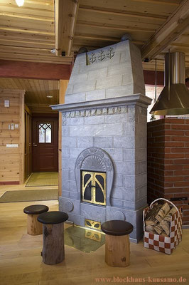 Specksteinofen im Wohnhaus - Landhaus in Blockbauweise - Holzkamin im Blockhaus - Heizung 