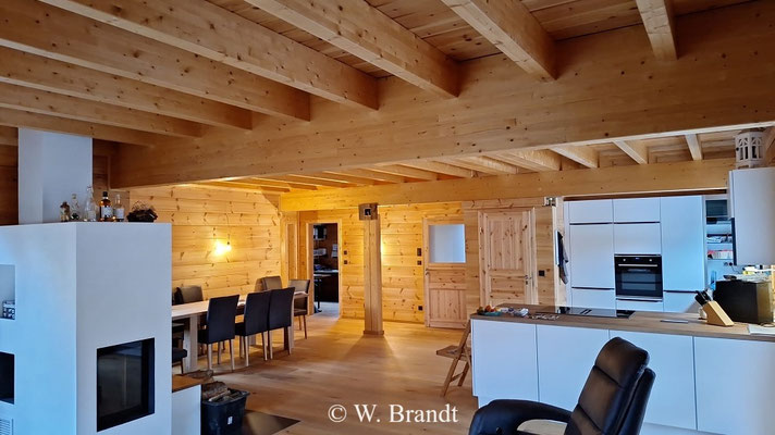 Ihr Massivholzhaus – Wohnküche und Kamin im echten Blockbau 