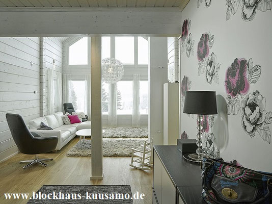 Wohnzimmer mit Kamin im Massivholzhaus