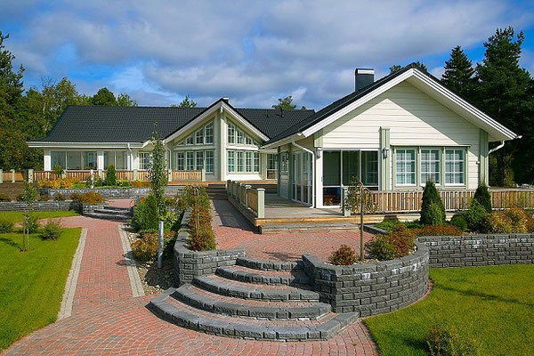 Freigeplantes, allergikerfreundliches Holzhaus in ökologischer Blockholzbauweise mit dicken Holzwänden ohne Folien und feuchteempfindliche Dämmebene