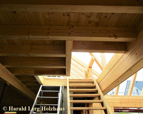Blockhausmontage - Zwischendecke mit der Treppenauge  