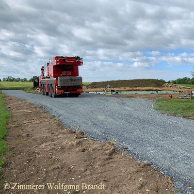 Baustrasse zu der Blockhaus Baustelle - Der Autokran steht bereits optimal direkt neben dem Fundament - Erlangen  - Franken  - Oberfranken 