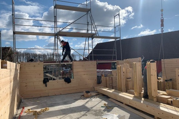 Das Fundament war rechtzeitig fertig  und die Blockhaus-Bausatz-Lieferung aus Finnland war pünktlich da 
