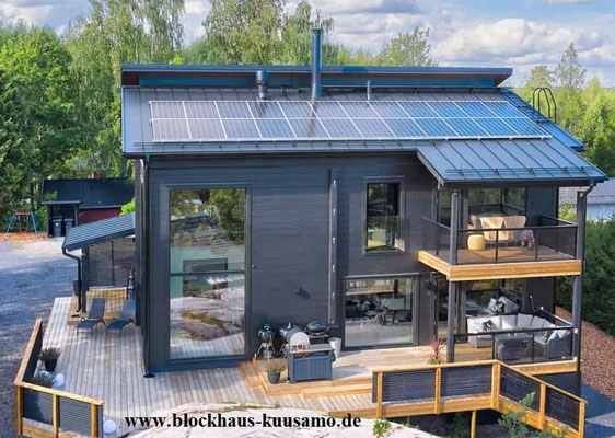 Finnisches Holzhaus in Blockbauweise mit einer Photovoltaik(PV)-Anlage auf dem Pultdach