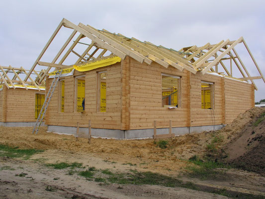 Blockhausbauen mit verschiedenen Montagestufen der Holzbauteile