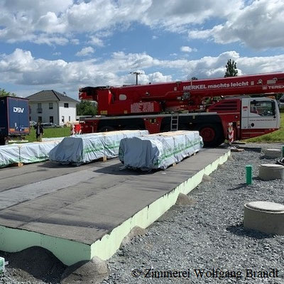 Die ersten Bündel mit der Gewicht  bis 3000 kg wurden entladen  