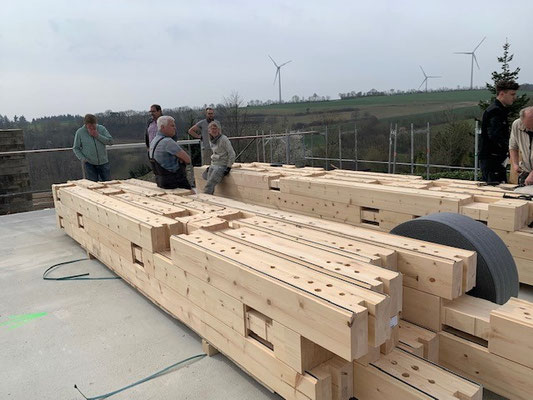 Finnisches Holzhaus - Blockhausbausatz aus Finnland ist angekommen - Lamellenbalken aus Polarkiefer 