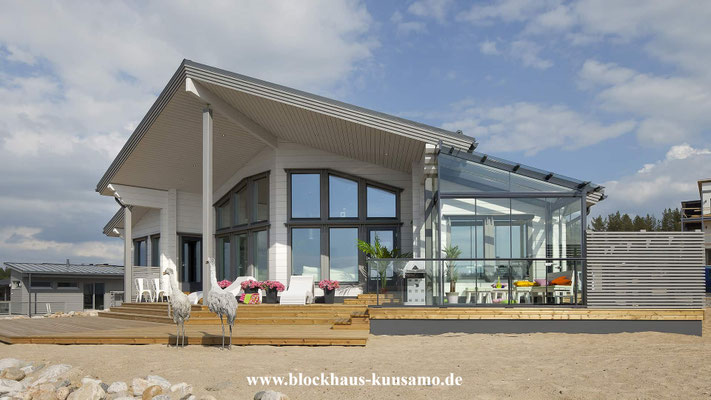 Ein eingeschossiges Holzhaus als barrierefreies Blockhaus mit ausdrucksstarker Architektur 