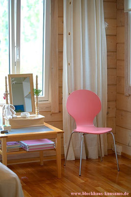 Jugendzimmer in ökologischem Holzhaus in echter Blockbauweise